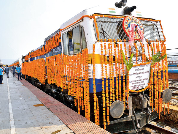 Humsafar Express starts journey from Guwahati