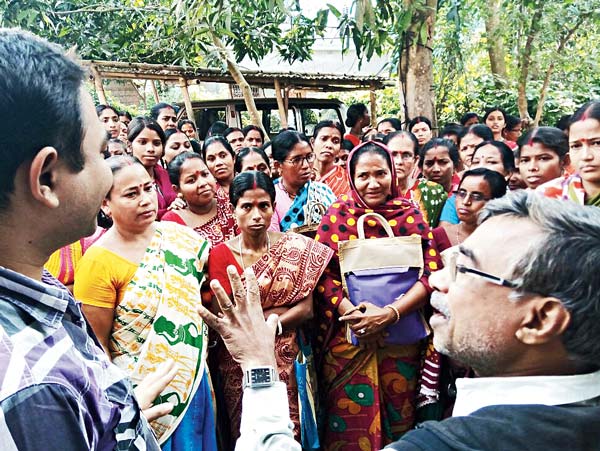 শ্রীরামপুরের গ্রামীণ ব্যাঙ্কে মহিলাদের বিক্ষোভ। নিজস্ব চিত্র।

