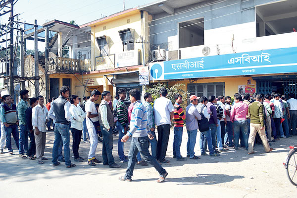 এখনও অপেক্ষা করতে হচ্ছে। ফালাকাটায়। — রাজকুমার মোদক

