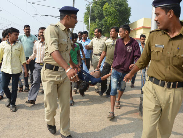 ধরে নিয়ে হচ্ছে হাসিমুদ্দিনকে।