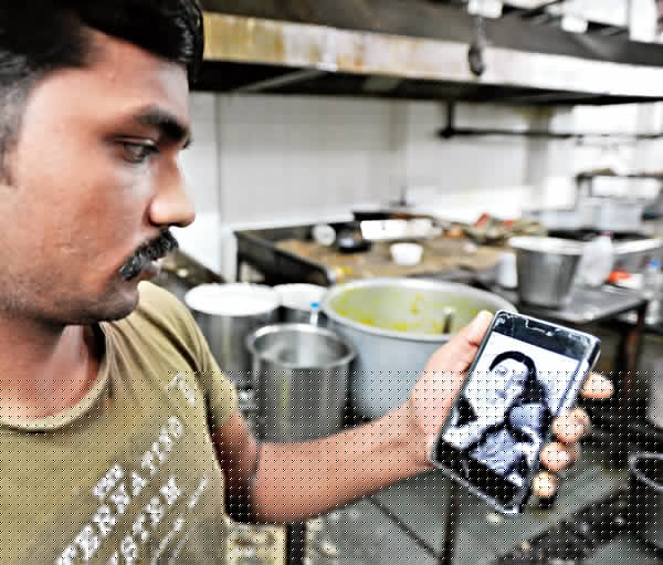 Tamil people living at Kolkata swept away by emotion after Jayalalithaa's death