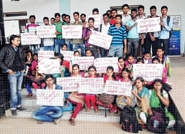 Students showed anger over low marks in exam at M.G. COLLEGE LALPUR