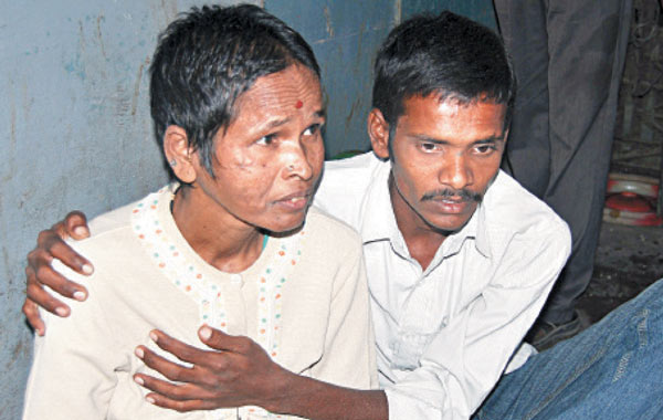 The woman who lost her identity returned home with his son after 10 years