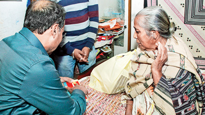 ঋতরাজ্ঞীকে উপহার অধীর চৌধুরীর