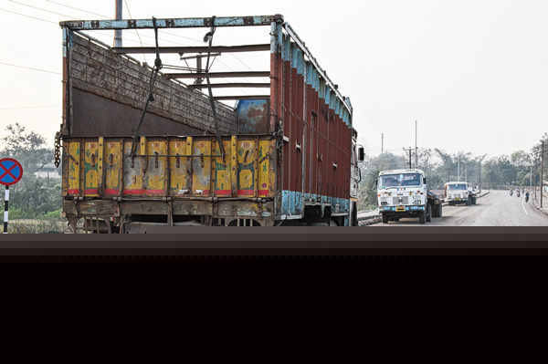 নম্বর ছাড়াই ছুটছে গাড়ি, নেই নজর