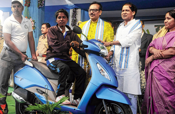 খেলোয়াড়দের জন্য বাস নেওয়ায় সমস্যায় পরীক্ষার্থী