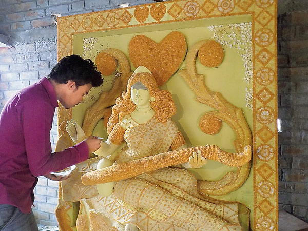 ভুট্টা থেকে আতসবাজি, সেজেছে কালনা