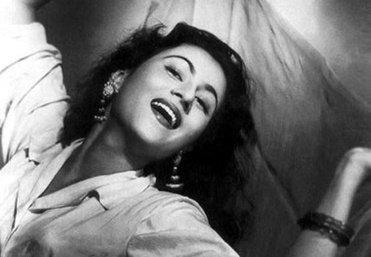 ১৯৬০ সালে মুক্তি পায় মধুবালা-দিলীপ কুমার অভিনীত মুঘল-এ-আজম। আয়ের দিক থেকে রেকর্ড করে ছবিটি। দীর্ঘ পনেরো বছর অটুট ছিল রেকর্ডটি। ১৯৭৫ সালে মুঘল-এ-আজমকে আয়ের দিক থেকে পিছনে ফেলে দেয় শোলে।