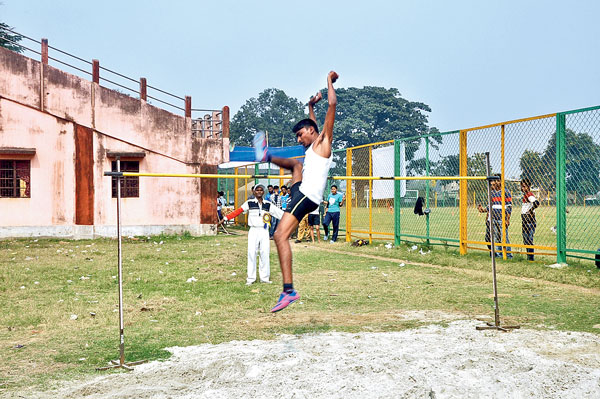 জেলা কলেজ মিটে নজরে ঝুনু, আজিম 