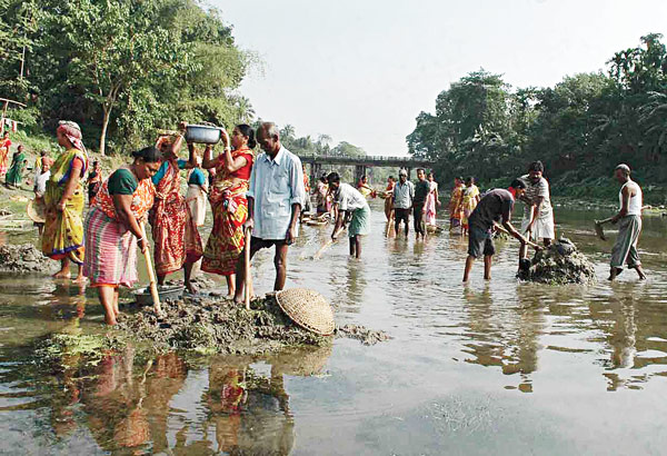 গরিবের সম্মান। ময়নাগুড়িতে ‘নারেগা’-র কাজ চলছে। ছবি: দীপঙ্কর ঘটক