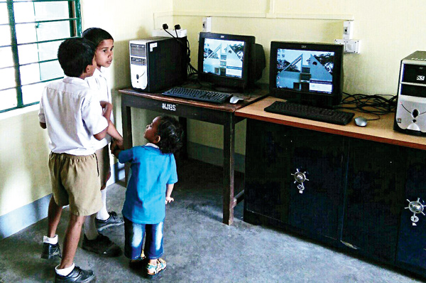 কম্পিউটার শিখছে খুদেরা