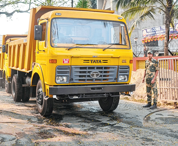 পেট্রাপোল বন্দর দিয়ে শুরু হল বাণিজ্য, তবে এখনও ধীর গতিতে