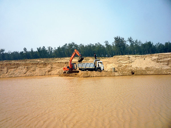 বালির জল চুঁইয়ে ক্ষতি রাস্তা-রেললাইনেও