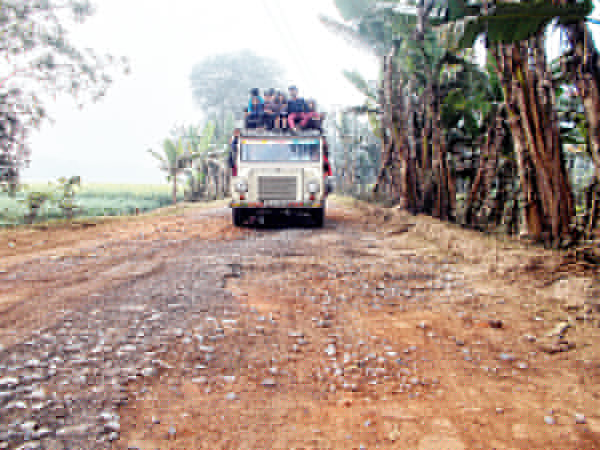 খন্দে ভরা রাস্তা, সমস্যায় বাসিন্দারা