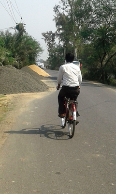 রাস্তার উপরেই চলছে ইমারতির ব্যবসা, দুর্ঘটনা ঘটলেও চুপ প্রশাসন   