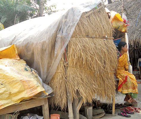 ইন্দিরা আবাসের টাকা অমিল পলিথিন টাঙিয়েই কাটছে দিন-রাত