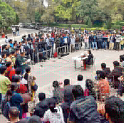 বিশ্ববিদ্যালয় তো প্রশ্ন করতেই শেখায়