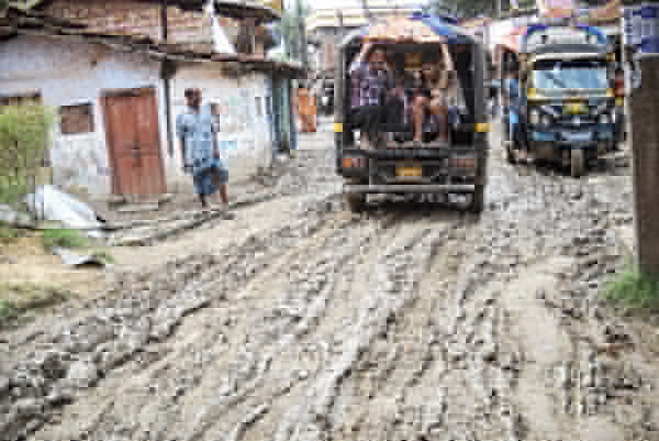 কাদায় ভরা রাস্তা, সমস্যায় বাসিন্দারা
