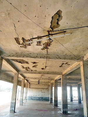 নজর নেই, চাঙড় খসছে মৎস্য বিপণন কেন্দ্রের