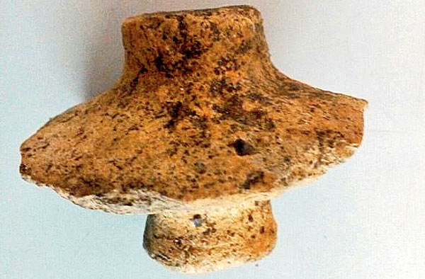 মাটির খেলনা গাড়ির চাকা মিলল মোগলমারিতে