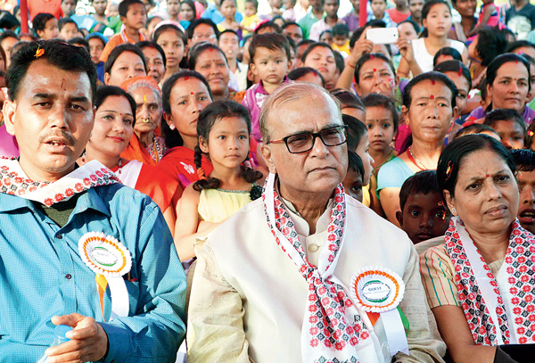 আদর্শ গ্রামের শিলান্যাস করতে এসে এলাকার শিশু-মহিলাদের সঙ্গে প্রদীপ ভট্টাচার্য। ছবি: রাজকুমার মোদক।