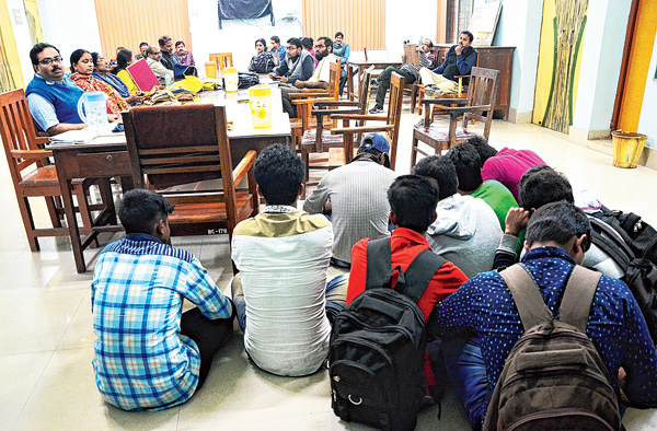 অনুষ্ঠান করতে চেয়ে শিক্ষকদের ঘেরাও কলেজে