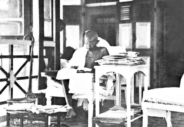 প্রোজ্জ্বল দীপশিখা। মোহনদাস কর্মচন্দ্ গাঁধী, ২০ মে, ১৯২৪। ছবি: গেটি ইমেজেস