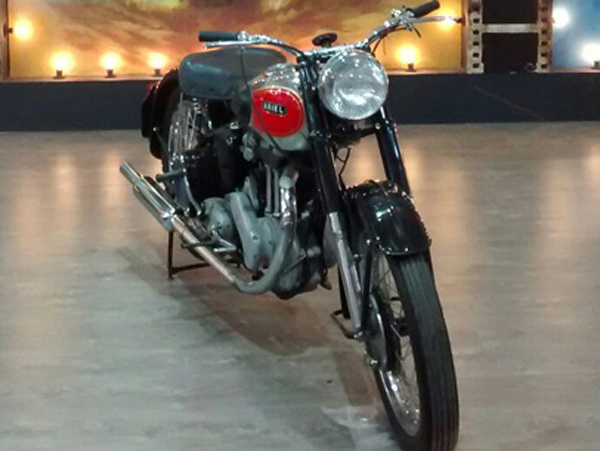 শোলেতে এমনই একটি বাইকে চড়ে ঘুরে বেড়াত ‘জয়-বীরু’।