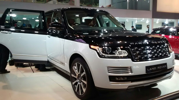 রেঞ্জ রোভার এসভি অটোবায়োগ্রাফি। দিল্লির শোরুমে এই গাড়ির দাম ৩.৯২ কোটি টাকা।