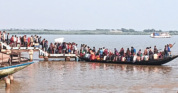 অতিরিক্ত যাত্রী নিয়েই চলছে নদী পারাপার, আতঙ্কে মানুষ