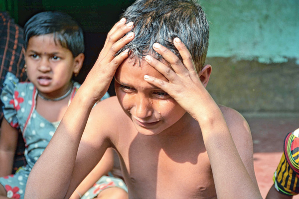 দুই তৃণমূলের লড়াইয়ে পিষছে স্কুল পড়ুয়ারাই