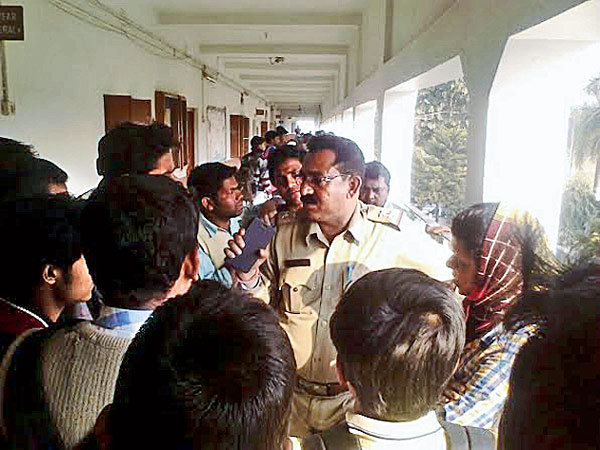 ‘সঠিক’ মূল্যায়নের দাবিতে অধ্যক্ষকে ঘেরাও ফরাক্কায়  