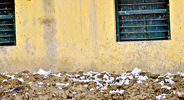কোনও পরীক্ষাকেন্দ্রের বাইরে মিলল কাগজ। -নলহাটিতে নিজস্ব চিত্র। 
