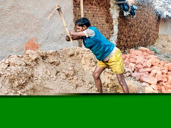 এ ভাবেই মাটি কোপান যুগল। পার্থ চক্রবর্তীর তোলা ছবি।