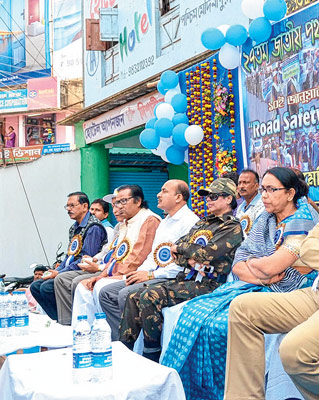 তৃণমূলের জেলা নেতা-নেত্রীদের মধ্যমণি ভারতী ঘোষ। এই দৃশ্যেই অভ্যস্ত ছিল পশ্চিম মেদিনীপুর।
