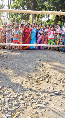 bad roads in city, people agitated