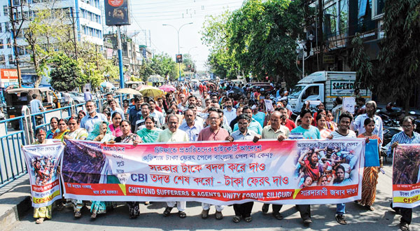 মঙ্গলবার শিলিগুড়িতে বামেদের মিছিল। ছবি: বিশ্বরূপ বসাক।
