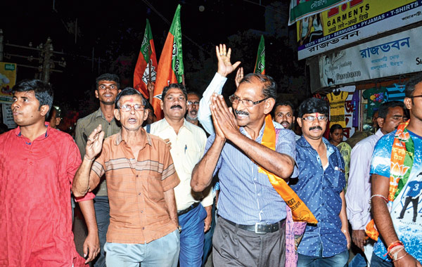 নাম ঘোষণা হওয়ার পর রামপুরহাটে দুধকুমার মণ্ডলকে সঙ্গে নিয়ে বিজেপির মিছিল। ছবি: সব্যসাচী ইসলাম।
