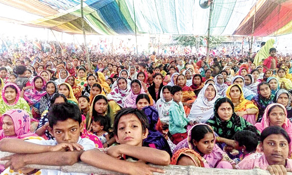 কথার মাঝে। শুক্রবার নলহাটিতে তৃণমূলের সভায় তোলা নিজস্ব চিত্র।
