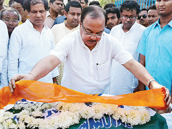 ঢোলাহাটের নিহত তৃণমূল নেতা আবুজার মোল্লাকে শ্রদ্ধা জানাচ্ছেন দক্ষিণ চব্বিশ পরগনা জেলা তৃণমূল সভাপতি শোভন চট্টোপাধ্যায়। বৃহস্পতিবার। —নিজস্ব চিত্র।