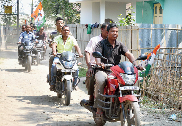 দাপট। ডাবগ্রাম-ফুলবাড়িতে তৃণমূলের পতাকা নিয়ে মোটরবাইক মিছিল। শুক্রবার বিশ্বরূপ বসাকের তোলা ছবি।