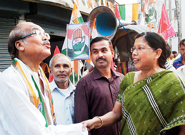 কংগ্রেস প্রার্থী সুখবিলাস বর্মার সঙ্গে বামফ্রন্টের নেত্রী দূর্বা বন্দ্যোপাধ্যায়। —নিজস্ব চিত্র।