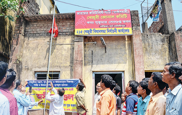 জোনাল অফিসের সামনে পতাকা তুলছেন হিমাংশু দাস। ছবি:সোহম গুহ