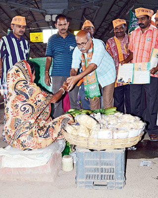 নালিকুল স্টেশনে ভোট প্রচারে হুগলির হরিপাল কেন্দ্রের বিজেপি প্রার্থী রামকৃষ্ণ পাল। শুক্রবার দীপঙ্কর দে’র তোলা।
