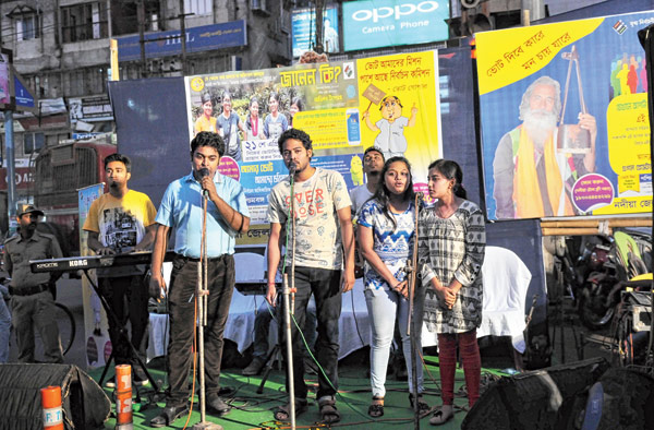 ভোটের গান। কৃষ্ণগর পোস্ট অফিস মোড়ে।- নিজস্ব চিত্র।