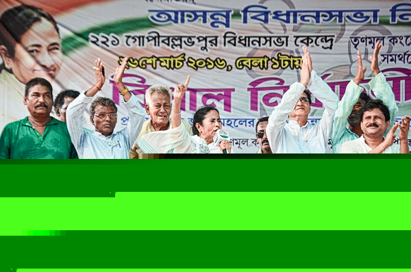 কুলটিকরির সভায় দলীয় প্রার্থীদের সঙ্গে মুখ্যমন্ত্রী