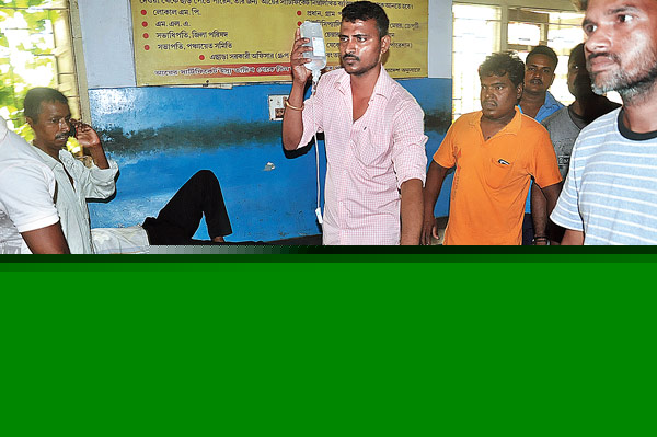 after losing his hand during work labor of Ganges jute mill got admitted to hospital 