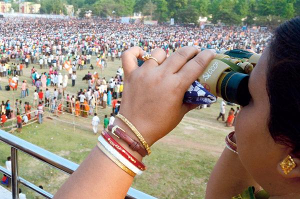 নজরে মোদী। খড়্গপুরে প্রধানমন্ত্রীর সভায়। রবিবার। ছবি: রামপ্রসাদ সাউ