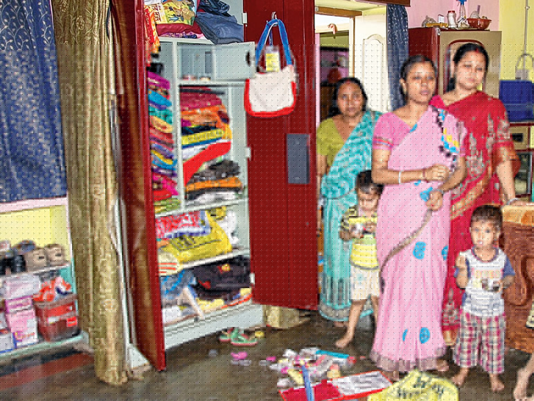 dacoits asked woman to turn her face during robbery at bankura