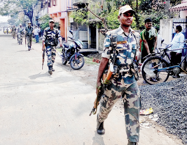 বুধবার দুর্গাপুরে মেনগেট এলাকার রাস্তায়।—নিজস্ব চিত্র।